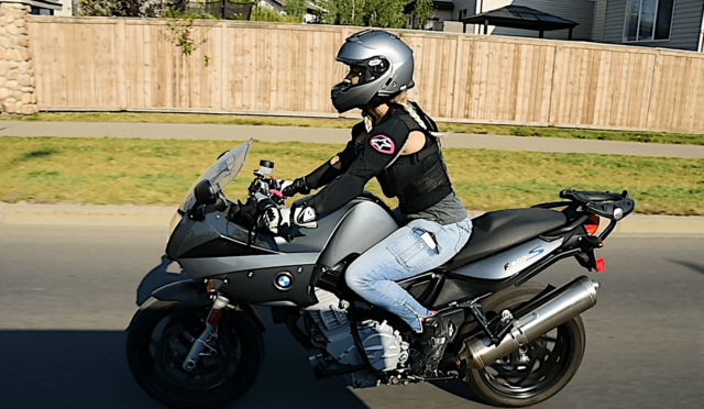 do-you-have-to-let-go-of-the-throttle-when-shifting-on-a-motorcycle